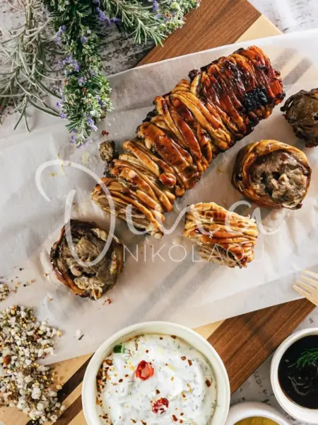 Κοκορέτσι παραδοσιακό με απαλή σάλτσα γιαουρτιού και πικάντικη σάλτσα ουίσκι