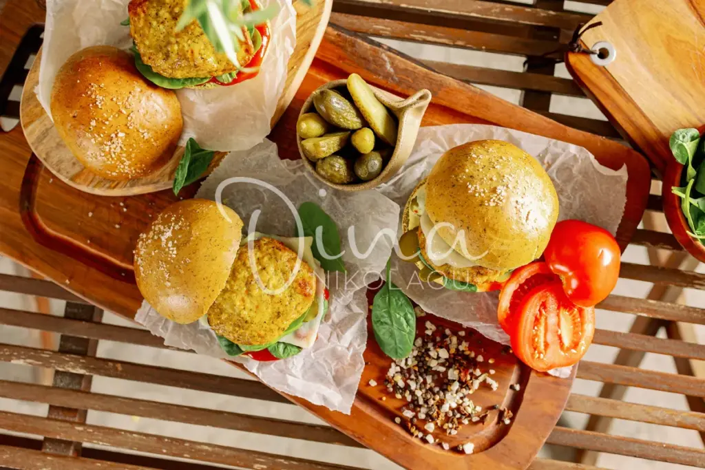 Burger με πράσινο ψωμάκι και μπιφτέκι κοτόπουλου με βρώμη