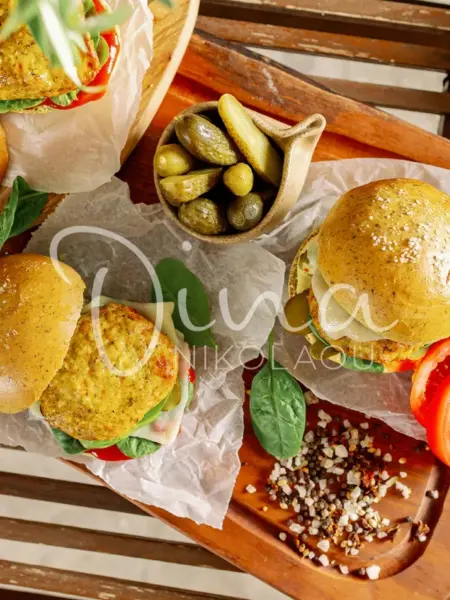 Burger με πράσινο ψωμάκι και μπιφτέκι κοτόπουλου με βρώμη