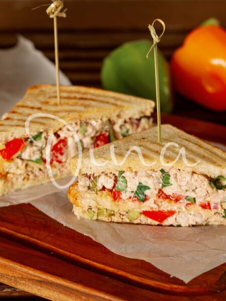 Club sandwich με τονοσαλάτα
