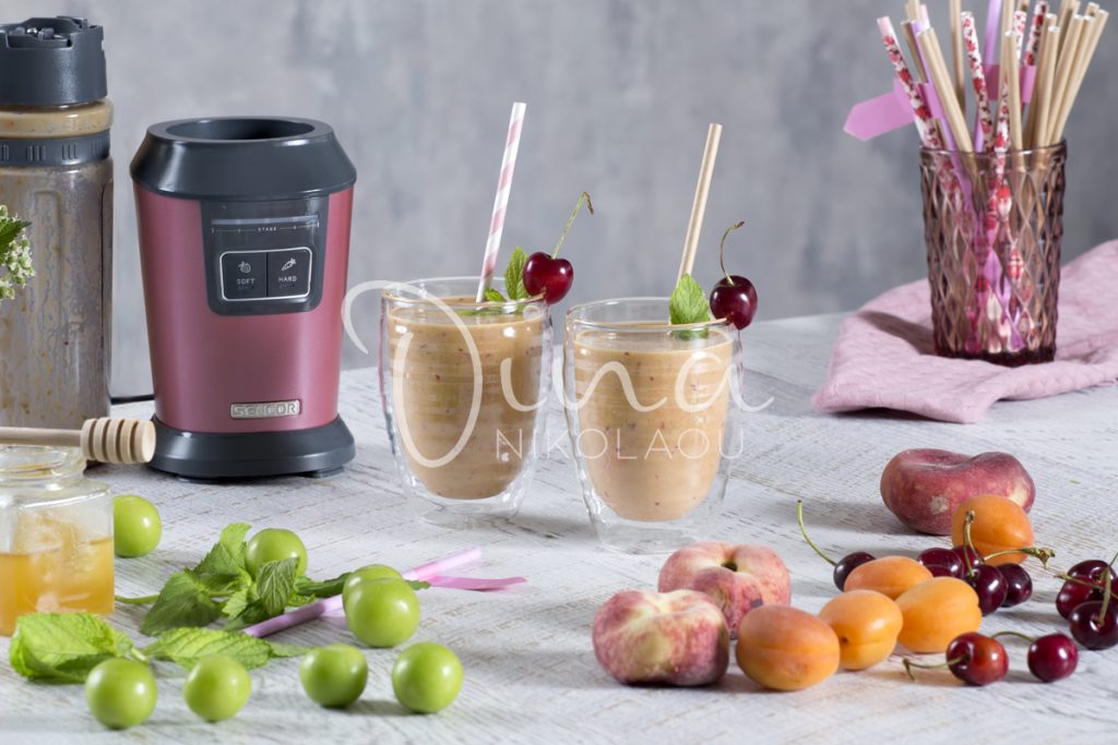 Smoothie με καλοκαιρινά φρούτα, μέλι και δυόσμο