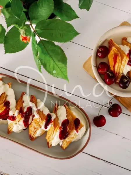 Τρίγωνα με αφράτη κρέμα σιμιγδαλιού