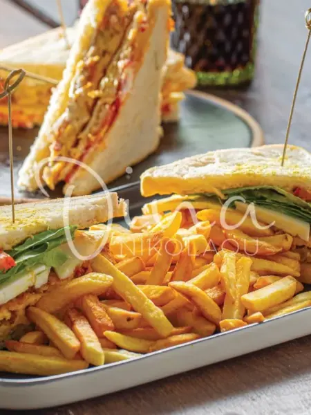 Club sandwich με ομελέτα με σύγκλινο Μάνης