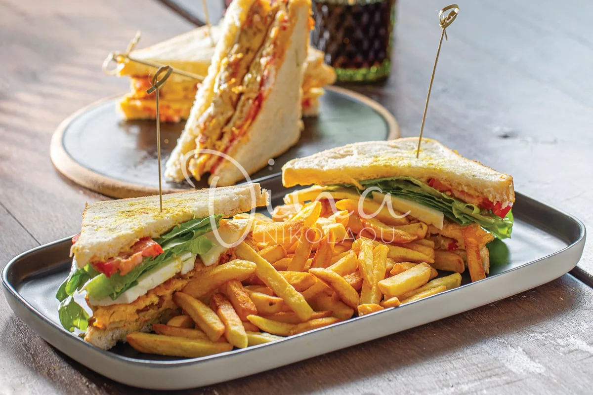 Club sandwich με ομελέτα με σύγκλινο Μάνης