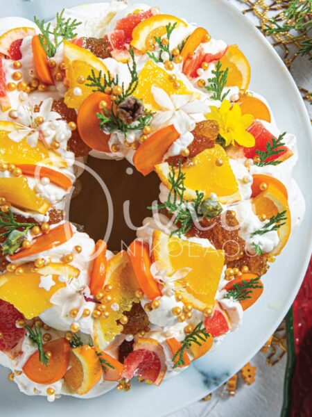 Pavlova στεφάνι με πορτοκάλι και ροζ γκρέιπφρουτ
