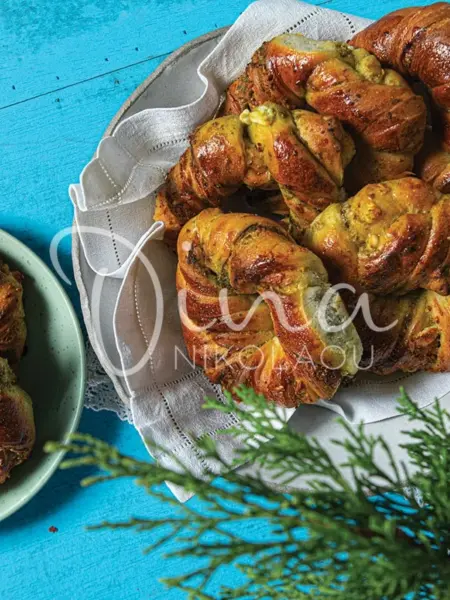 Brioche στεφανάκια με ελληνικά τυριά και πέστο βασιλικού
