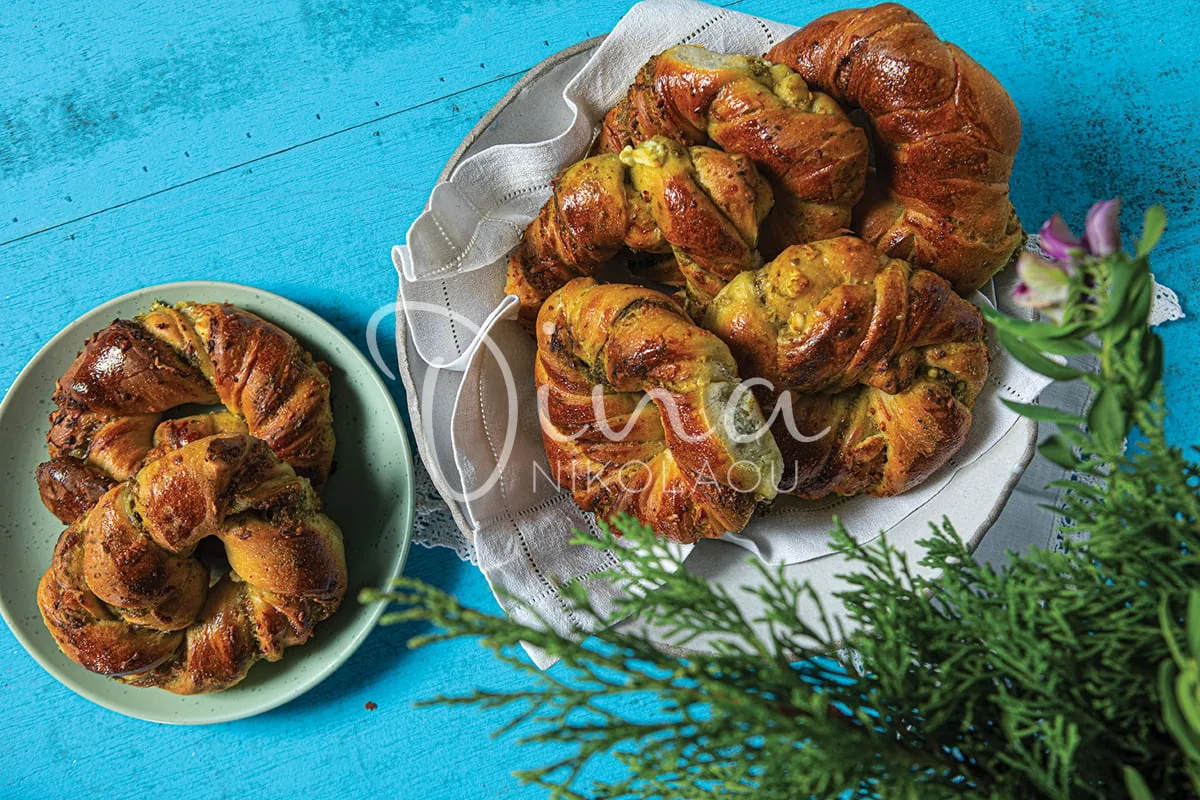 Brioche στεφανάκια με ελληνικά τυριά και πέστο βασιλικού