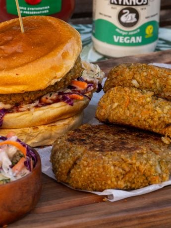 Burger vegan με σπιτική σαλάτα coleslaw