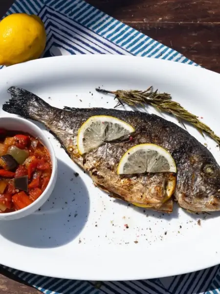 Τσιπούρες στο bbq με ψητή σάλτσα ρατατούιγ