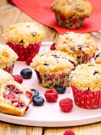 Muffins με raspberries και μύρτιλα