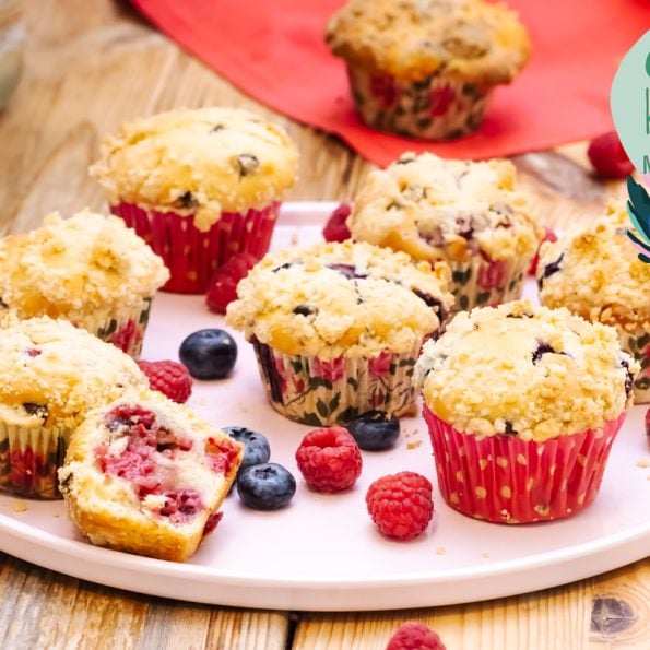 Muffins με raspberries και μύρτιλα