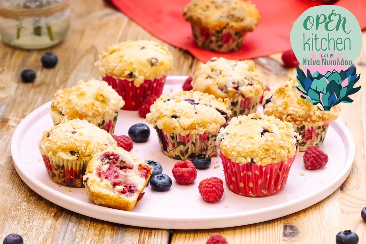 Muffins με raspberries και μύρτιλα
