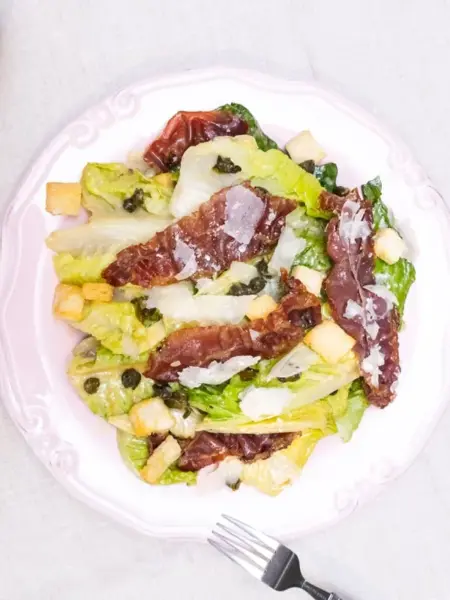 Caesar salad με μοσχαρίσιο μπέικον