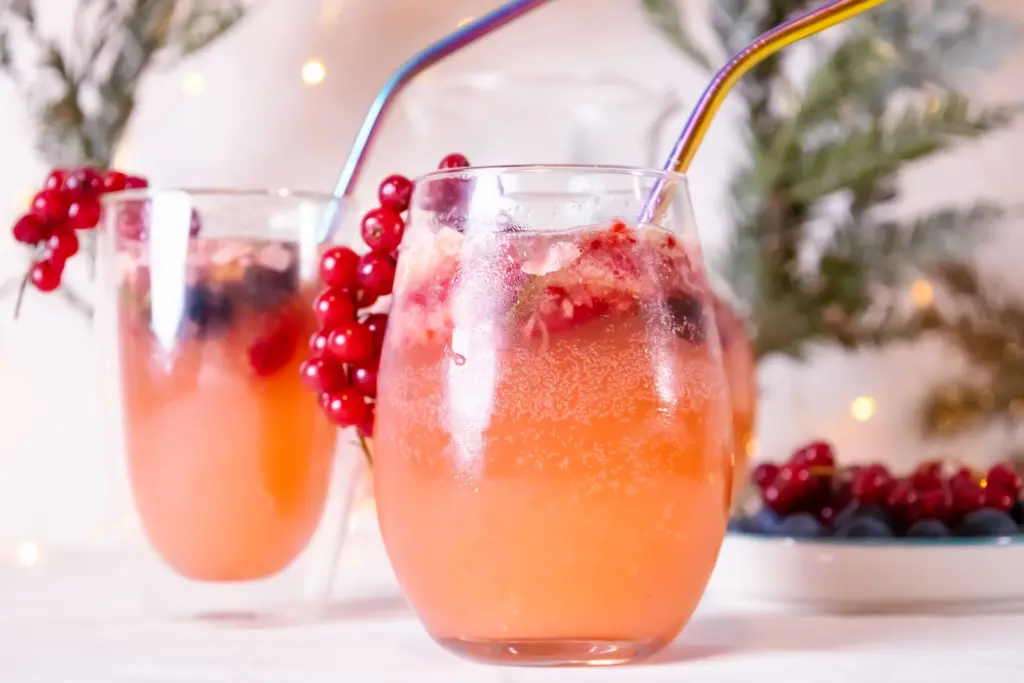 Mocktail με κόκκινα φρούτα & τριαντάφυλλο