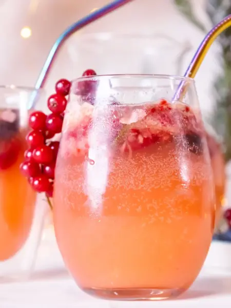 Mocktail με κόκκινα φρούτα & τριαντάφυλλο