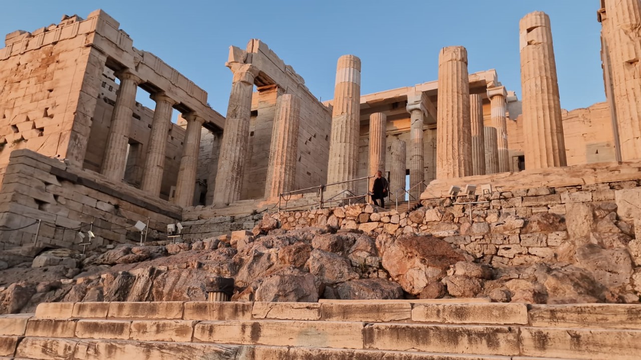 Εντυπωσιακά Γυρίσματα στον Ιερό Βράχο