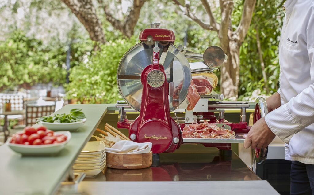 “Il Giardino Segreto”. Το μενού είναι αφιέρωση στις αυθεντικές γεύσεις και τα αρώματα της Ιταλίας, με σεβασμό στην εποχικότητα και την πρώτη ύλη.