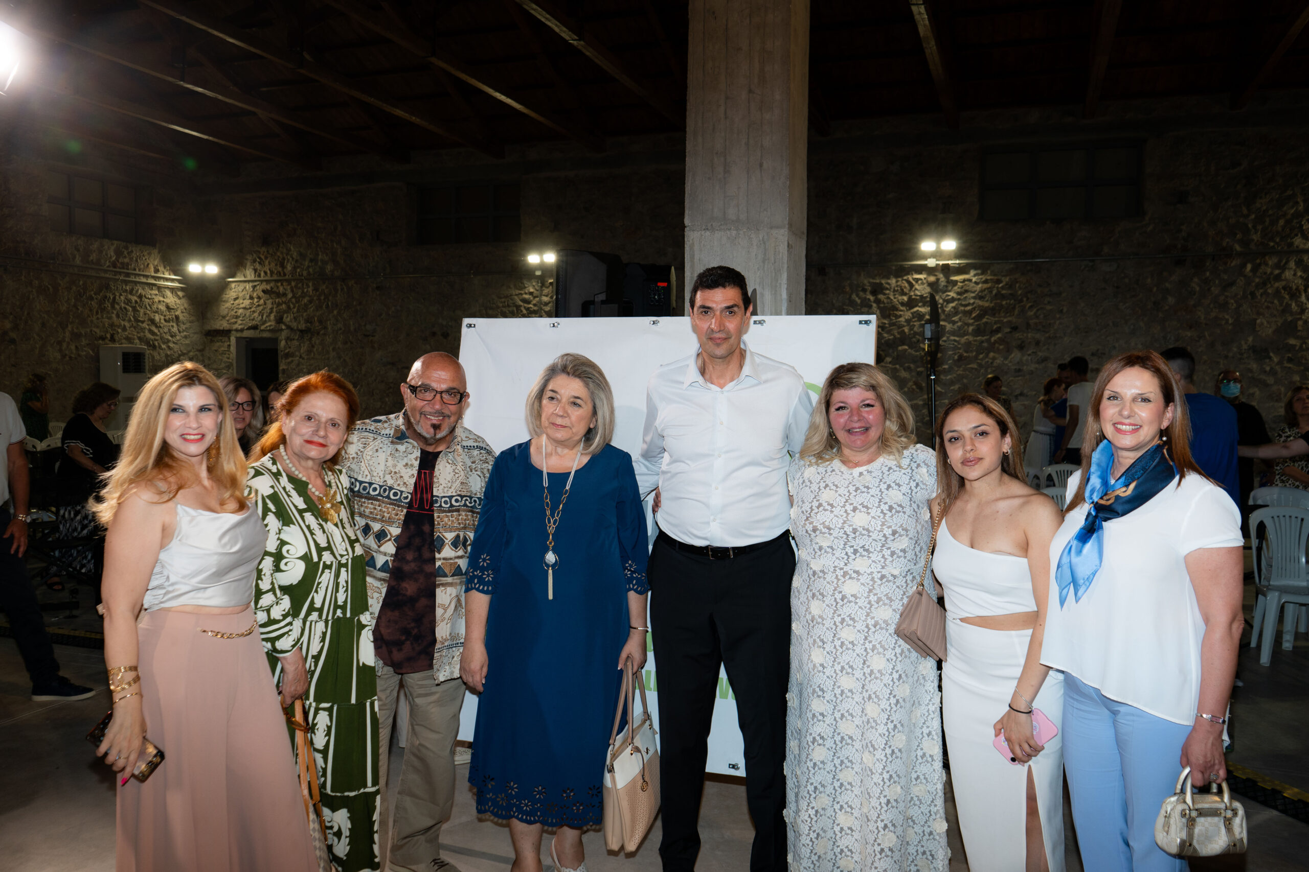 ΟΛΟΙ ΕΜΕΙΣ ΜΑΖΙ