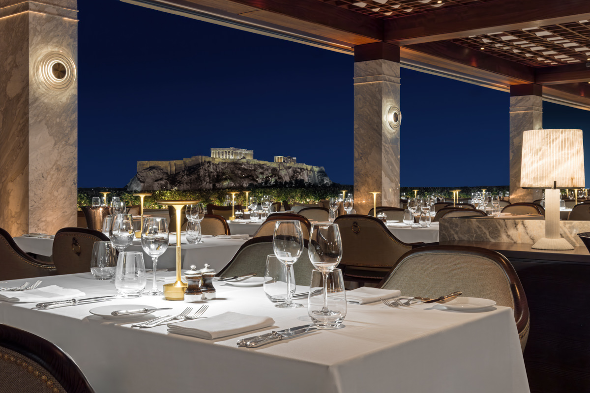 Το GB Roof Garden του Ξενοδοχείου Μεγάλη Βρεταννία καλωσορίζειτον νέο Chef de Cuisine Γιάννη Ροκανά και παρουσιάζειτο ανανεωμένο fine comfort μενού του