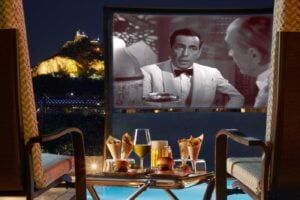 POOL YOUR CINEMA Σινεμά κάτω από τα αστέρια στην ατμοσφαιρική πισίνα του Ξενοδοχείου Μεγάλη Βρεταννία