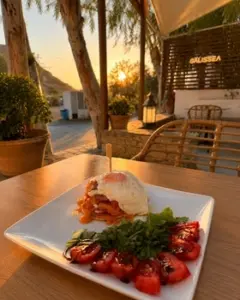 Το Galissea Cafe · Snack · Bar, στον Γαλησσά της Σύρου, αποτελεί μια ιδανική επιλογή για όσους θέλουν να απολαύσουν καφέ, φαγητό ή ποτό σε ένα όμορφο και φιλόξενο περιβάλλον.