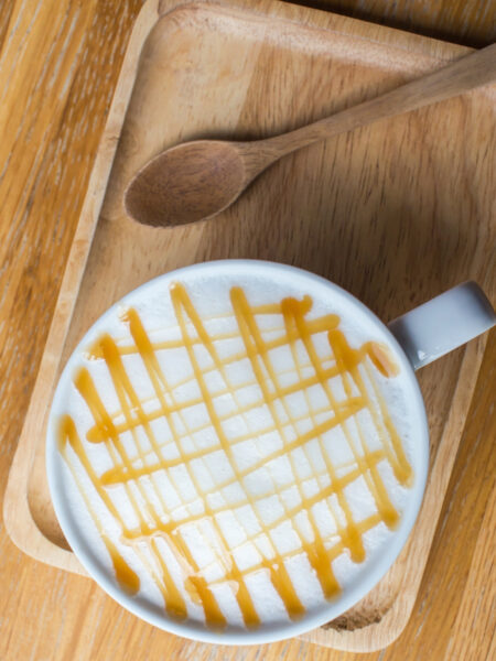 Γαλλικός καφές latte με γεύση καραμέλα