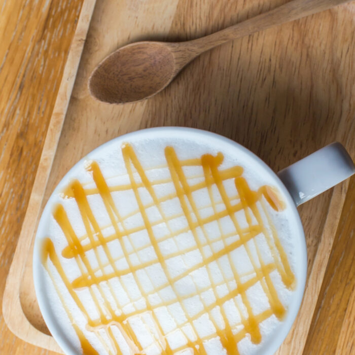 Γαλλικός καφές latte με γεύση καραμέλα