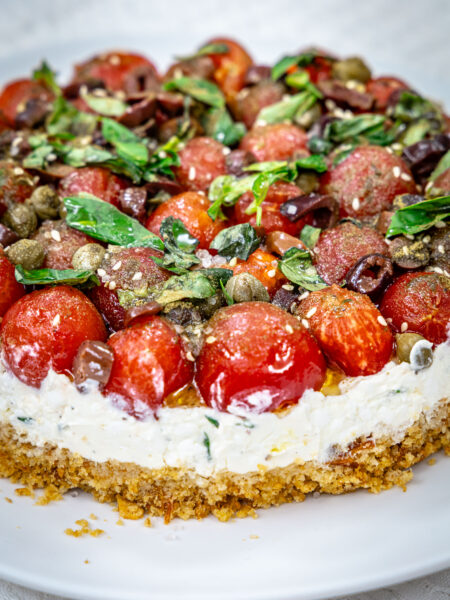 Αλμυρό Cheesecake με Cottage Cheese, βασιλικό και ντοματίνια