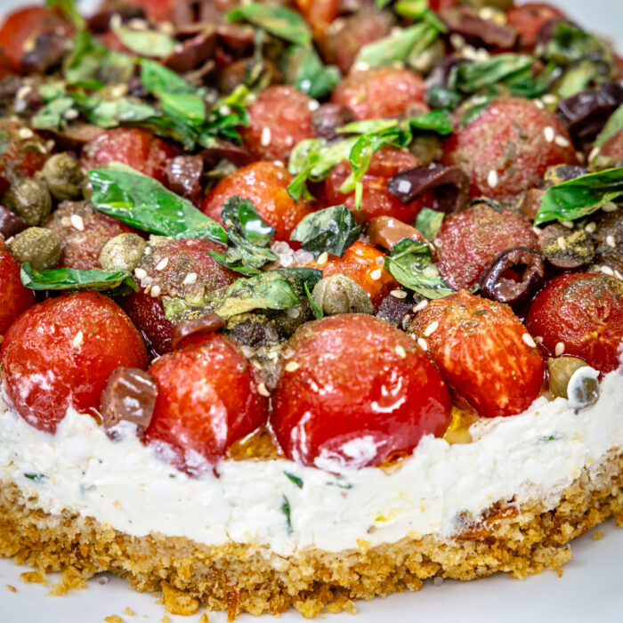 Αλμυρό Cheesecake με Cottage Cheese, βασιλικό και ντοματίνια