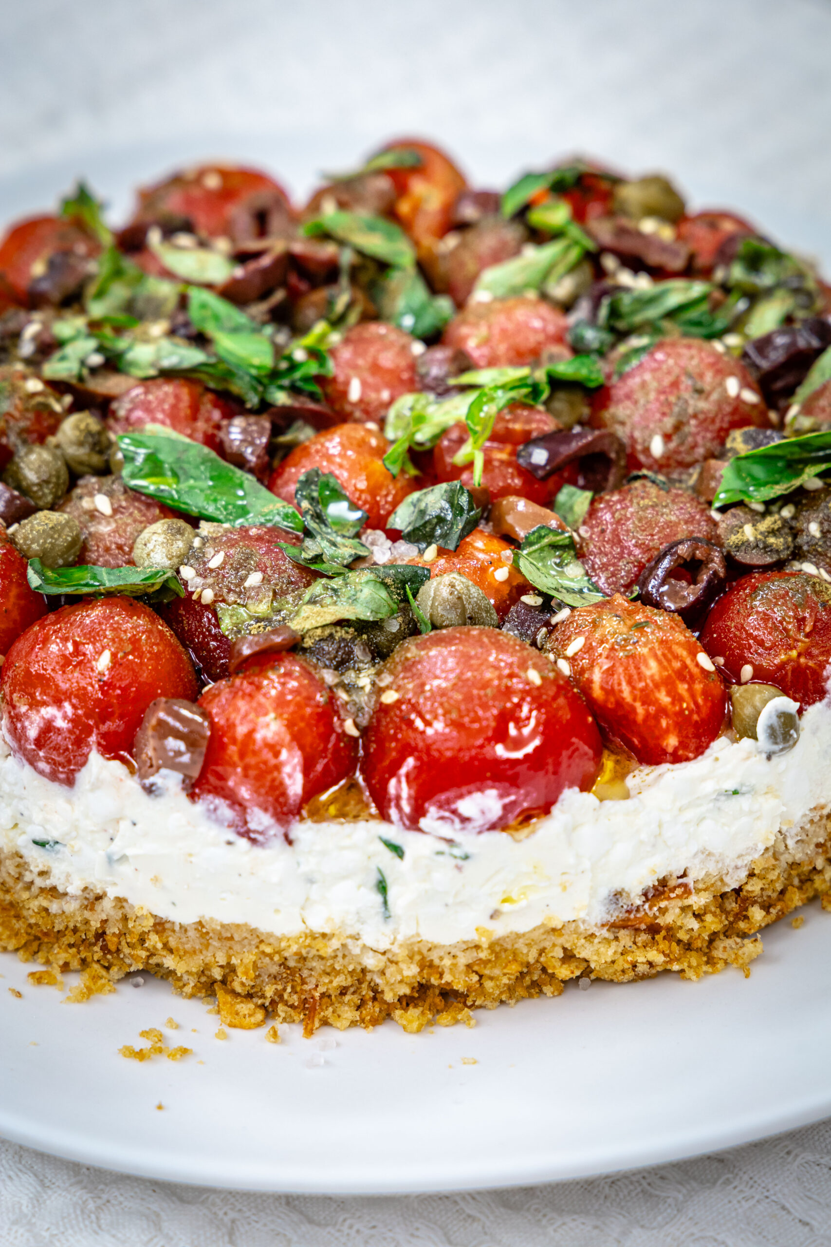 Αλμυρό Cheesecake με Cottage Cheese, βασιλικό και ντοματίνια